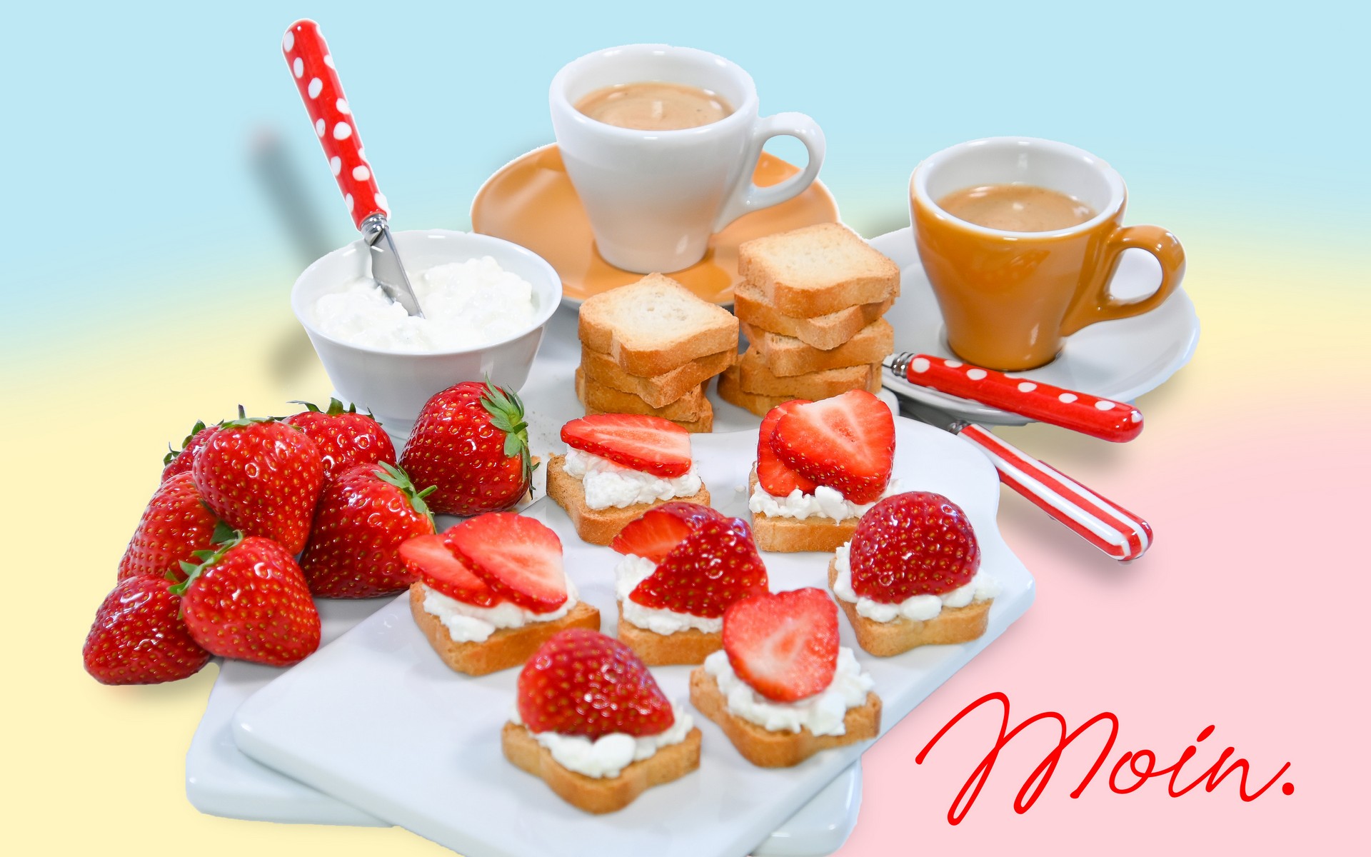 Frühstücksbild mit frischen Erdbeeren, aufgeschnitten und als Topping auf Zwieback mit Frischkäse. Zwei gefüllte Espressotassen stehen neben den weissen Porzellanschneidebretchen.